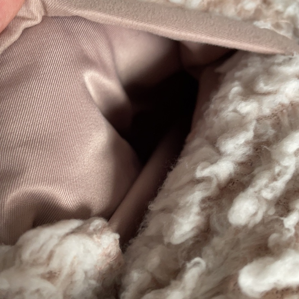 Fluffy Pull-Over! - Picture 5 of 6